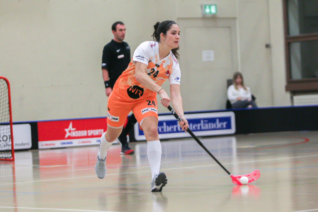 Hüenerweid (Dietlikon), 16.02.2018, Unihockey Damen NLA 16. Runde, UHC Dietlikon - piranha chur, Flurina Marti (Nr. 24, piranha chur) am Ball

(Claudio Schwarz, unihockey-fotos.ch)

Copyright: Claudio Schwarz, unihockey-fotos.ch – Dieses Bild wurde durch swiss unihockey lizenziert und darf ausschliesslich auf den Online-Kanälen von swiss unihockey verwendet werden. Die redaktionelle oder kommerzielle Nutzung durch Dritte (Medien, Vereine, Unternehmen oder Privatpersonen) per Download von diesem flickr-Account ist ausgeschlossen. Das Bild kann bei Interesse via unihockey-fotos.ch kostenpflichtig lizenziert werden. unihockey-fotos.ch behält sich vor, fehlbaren Medien, Vereinen, Unternehmen oder Privatpersonen Bilder mit einem Zuschlag in Rechnung zu stellen.