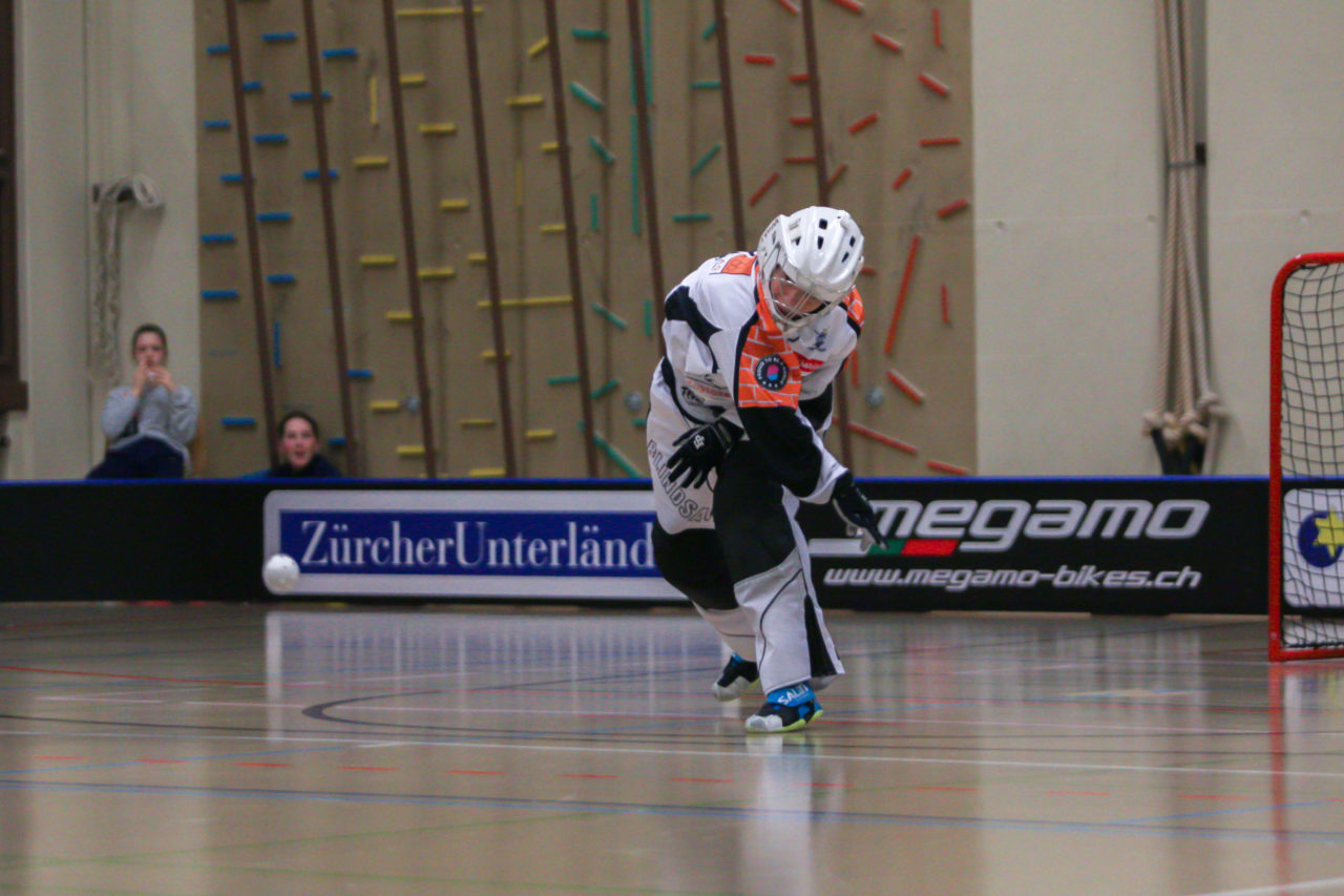 Hüenerweid (Dietlikon), 16.02.2018, Unihockey Damen NLA 16. Runde, UHC Dietlikon - piranha chur, Monika Schmid (Nr. 29, UHC Dietlikon) mit einem Auswurf

(Claudio Schwarz, unihockey-fotos.ch)

Copyright: Claudio Schwarz, unihockey-fotos.ch – Dieses Bild wurde durch swiss unihockey lizenziert und darf ausschliesslich auf den Online-Kanälen von swiss unihockey verwendet werden. Die redaktionelle oder kommerzielle Nutzung durch Dritte (Medien, Vereine, Unternehmen oder Privatpersonen) per Download von diesem flickr-Account ist ausgeschlossen. Das Bild kann bei Interesse via unihockey-fotos.ch kostenpflichtig lizenziert werden. unihockey-fotos.ch behält sich vor, fehlbaren Medien, Vereinen, Unternehmen oder Privatpersonen Bilder mit einem Zuschlag in Rechnung zu stellen.
