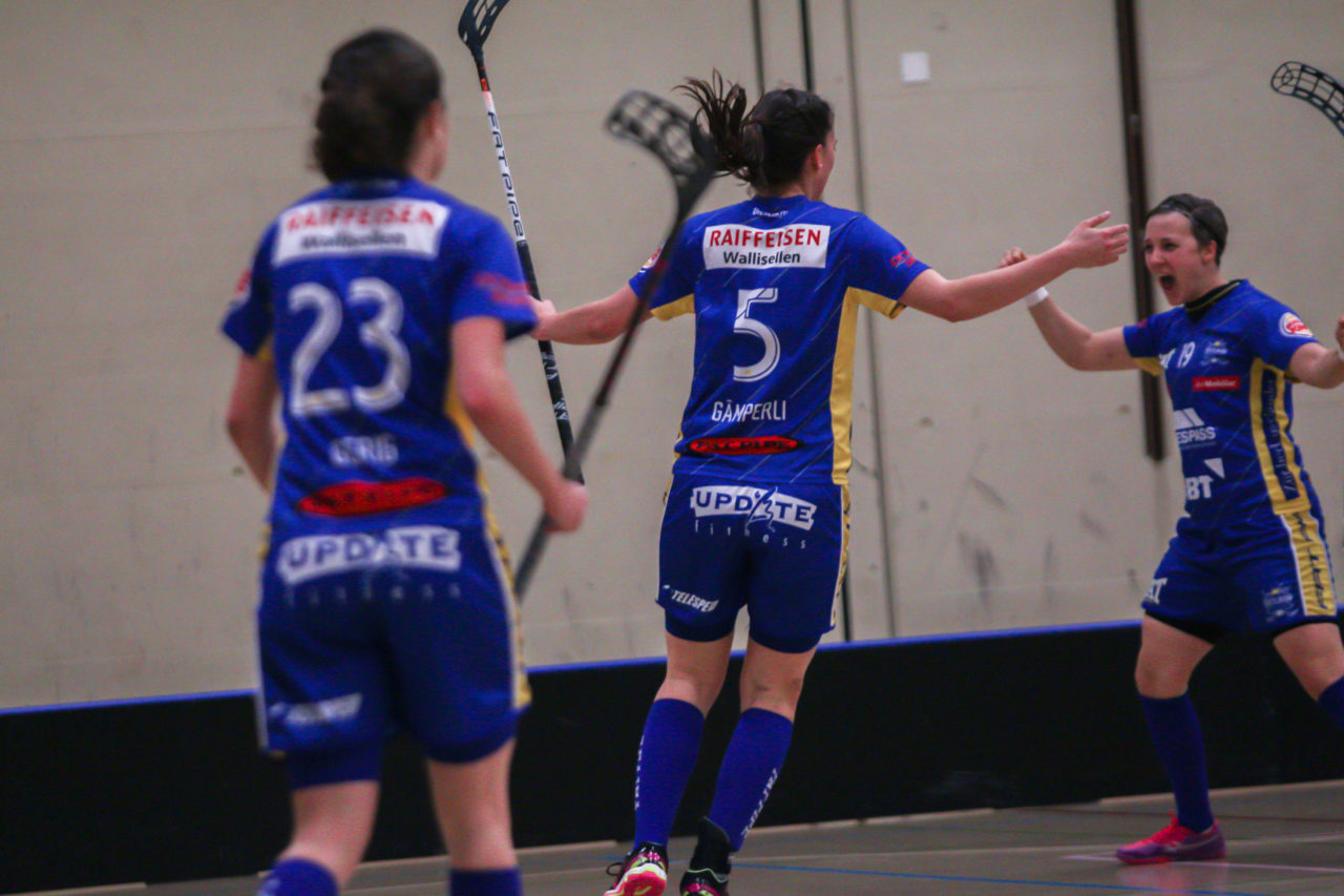 Hüenerweid (Dietlikon), 16.02.2018, Unihockey Damen NLA 16. Runde, UHC Dietlikon - piranha chur, Torjubel UHC Dietlikon

(Claudio Schwarz, unihockey-fotos.ch)

Copyright: Claudio Schwarz, unihockey-fotos.ch – Dieses Bild wurde durch swiss unihockey lizenziert und darf ausschliesslich auf den Online-Kanälen von swiss unihockey verwendet werden. Die redaktionelle oder kommerzielle Nutzung durch Dritte (Medien, Vereine, Unternehmen oder Privatpersonen) per Download von diesem flickr-Account ist ausgeschlossen. Das Bild kann bei Interesse via unihockey-fotos.ch kostenpflichtig lizenziert werden. unihockey-fotos.ch behält sich vor, fehlbaren Medien, Vereinen, Unternehmen oder Privatpersonen Bilder mit einem Zuschlag in Rechnung zu stellen.