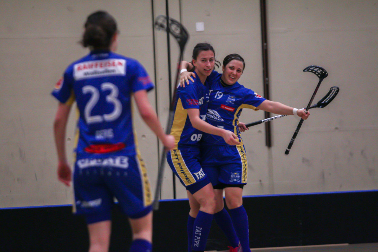 Hüenerweid (Dietlikon), 16.02.2018, Unihockey Damen NLA 16. Runde, UHC Dietlikon - piranha chur, Torjubel UHC Dietlikon

(Claudio Schwarz, unihockey-fotos.ch)

Copyright: Claudio Schwarz, unihockey-fotos.ch – Dieses Bild wurde durch swiss unihockey lizenziert und darf ausschliesslich auf den Online-Kanälen von swiss unihockey verwendet werden. Die redaktionelle oder kommerzielle Nutzung durch Dritte (Medien, Vereine, Unternehmen oder Privatpersonen) per Download von diesem flickr-Account ist ausgeschlossen. Das Bild kann bei Interesse via unihockey-fotos.ch kostenpflichtig lizenziert werden. unihockey-fotos.ch behält sich vor, fehlbaren Medien, Vereinen, Unternehmen oder Privatpersonen Bilder mit einem Zuschlag in Rechnung zu stellen.