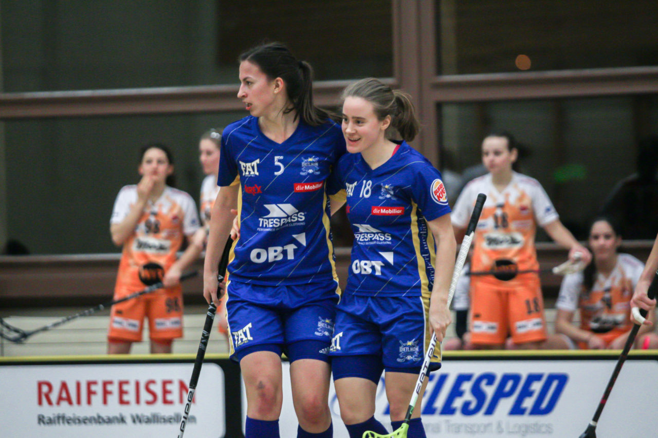 Hüenerweid (Dietlikon), 16.02.2018, Unihockey Damen NLA 16. Runde, UHC Dietlikon - piranha chur, Andrea Gämperli (Nr. 5, UHC Dietlikon) und Kassandra Luck (Nr. 18, UHC Dietlikon) bejubeln das 4:0

(Claudio Schwarz, unihockey-fotos.ch)

Copyright: Claudio Schwarz, unihockey-fotos.ch – Dieses Bild wurde durch swiss unihockey lizenziert und darf ausschliesslich auf den Online-Kanälen von swiss unihockey verwendet werden. Die redaktionelle oder kommerzielle Nutzung durch Dritte (Medien, Vereine, Unternehmen oder Privatpersonen) per Download von diesem flickr-Account ist ausgeschlossen. Das Bild kann bei Interesse via unihockey-fotos.ch kostenpflichtig lizenziert werden. unihockey-fotos.ch behält sich vor, fehlbaren Medien, Vereinen, Unternehmen oder Privatpersonen Bilder mit einem Zuschlag in Rechnung zu stellen.
