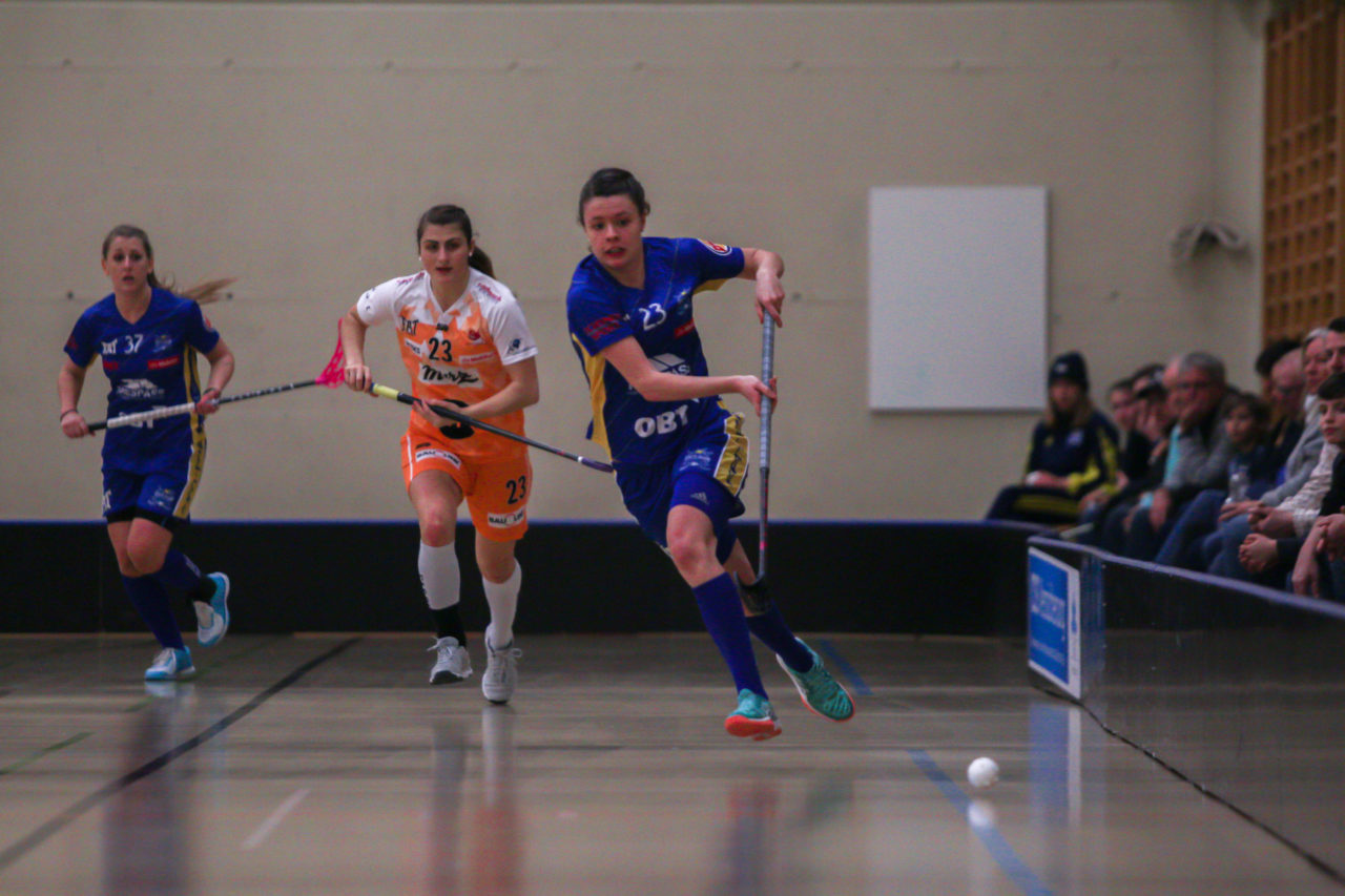 Hüenerweid (Dietlikon), 16.02.2018, Unihockey Damen NLA 16. Runde, UHC Dietlikon - piranha chur, Isabelle Gerig (Nr. 23, UHC Dietlikon) spielt einen Pass

(Claudio Schwarz, unihockey-fotos.ch)

Copyright: Claudio Schwarz, unihockey-fotos.ch – Dieses Bild wurde durch swiss unihockey lizenziert und darf ausschliesslich auf den Online-Kanälen von swiss unihockey verwendet werden. Die redaktionelle oder kommerzielle Nutzung durch Dritte (Medien, Vereine, Unternehmen oder Privatpersonen) per Download von diesem flickr-Account ist ausgeschlossen. Das Bild kann bei Interesse via unihockey-fotos.ch kostenpflichtig lizenziert werden. unihockey-fotos.ch behält sich vor, fehlbaren Medien, Vereinen, Unternehmen oder Privatpersonen Bilder mit einem Zuschlag in Rechnung zu stellen.