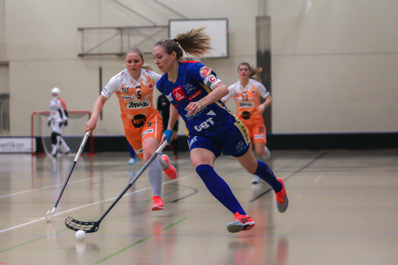Hüenerweid (Dietlikon), 16.02.2018, Unihockey Damen NLA 16. Runde, UHC Dietlikon - piranha chur, Andrea Gämperli (Nr. 5, UHC Dietlikon) am Ball

(Claudio Schwarz, unihockey-fotos.ch)

Copyright: Claudio Schwarz, unihockey-fotos.ch – Dieses Bild wurde durch swiss unihockey lizenziert und darf ausschliesslich auf den Online-Kanälen von swiss unihockey verwendet werden. Die redaktionelle oder kommerzielle Nutzung durch Dritte (Medien, Vereine, Unternehmen oder Privatpersonen) per Download von diesem flickr-Account ist ausgeschlossen. Das Bild kann bei Interesse via unihockey-fotos.ch kostenpflichtig lizenziert werden. unihockey-fotos.ch behält sich vor, fehlbaren Medien, Vereinen, Unternehmen oder Privatpersonen Bilder mit einem Zuschlag in Rechnung zu stellen.