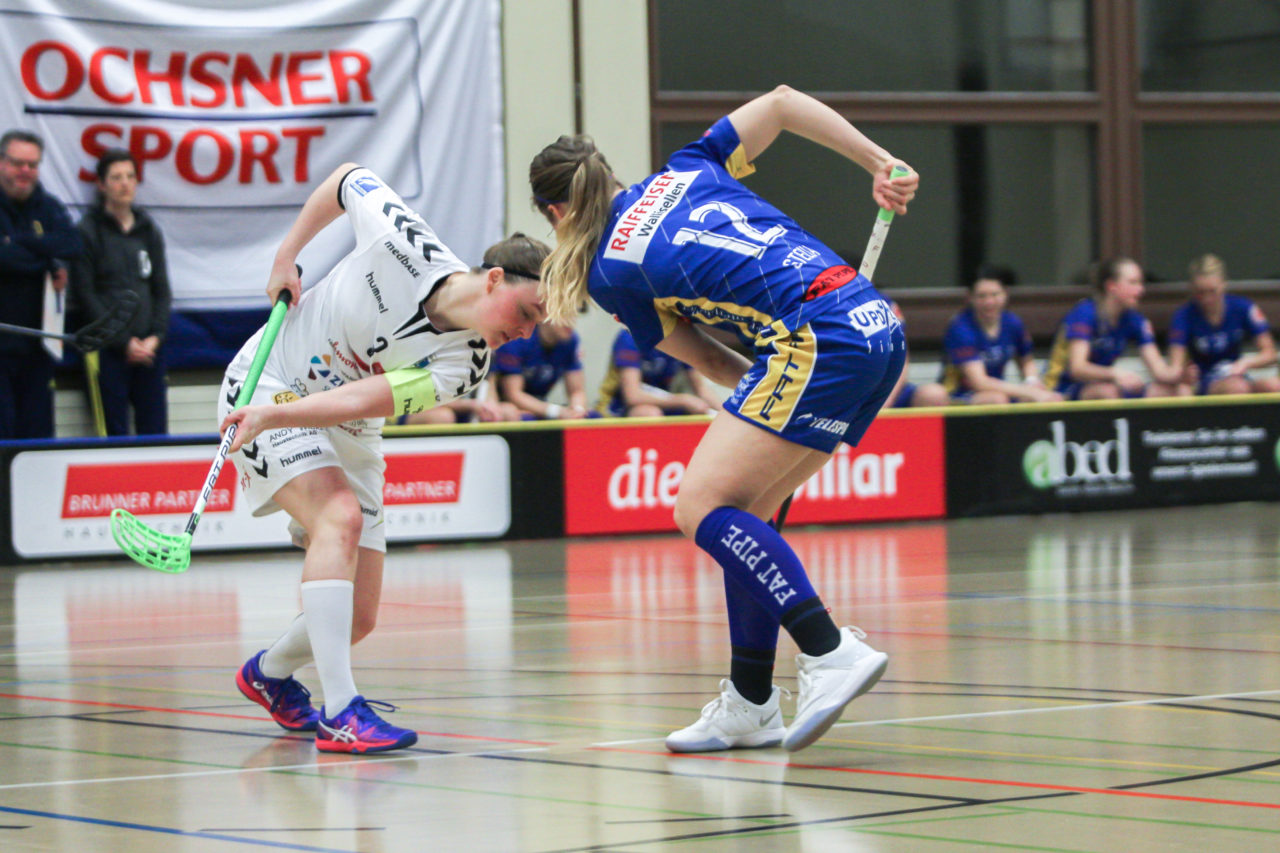 Hüenerweid (Dietlikon), 09.02.2018, Unihockey Damen NLA 16. Runde, UHC Dietlikon - Zug United, Tanja Stella (Nr. 12, UHC Dietlikon) beim Anspiel gegen Franziska Kuhlmann (Nr. 3, Zug United)

(Claudio Schwarz, unihockey-fotos.ch)

Copyright: Claudio Schwarz, unihockey-fotos.ch – Dieses Bild wurde durch swiss unihockey lizenziert und darf ausschliesslich auf den Online-Kanälen von swiss unihockey verwendet werden. Die redaktionelle oder kommerzielle Nutzung durch Dritte (Medien, Vereine, Unternehmen oder Privatpersonen) per Download von diesem flickr-Account ist ausgeschlossen. Das Bild kann bei Interesse via unihockey-fotos.ch kostenpflichtig lizenziert werden. unihockey-fotos.ch behält sich vor, fehlbaren Medien, Vereinen, Unternehmen oder Privatpersonen Bilder mit einem Zuschlag in Rechnung zu stellen.