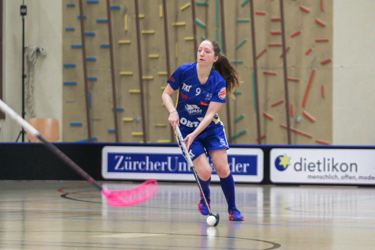 Hüenerweid (Dietlikon), 09.02.2018, Unihockey Damen NLA 16. Runde, UHC Dietlikon - Zug United, Janine Wüthrich (Nr. 9, UHC Dietlikon) am Ball

(Claudio Schwarz, unihockey-fotos.ch)

Copyright: Claudio Schwarz, unihockey-fotos.ch – Dieses Bild wurde durch swiss unihockey lizenziert und darf ausschliesslich auf den Online-Kanälen von swiss unihockey verwendet werden. Die redaktionelle oder kommerzielle Nutzung durch Dritte (Medien, Vereine, Unternehmen oder Privatpersonen) per Download von diesem flickr-Account ist ausgeschlossen. Das Bild kann bei Interesse via unihockey-fotos.ch kostenpflichtig lizenziert werden. unihockey-fotos.ch behält sich vor, fehlbaren Medien, Vereinen, Unternehmen oder Privatpersonen Bilder mit einem Zuschlag in Rechnung zu stellen.