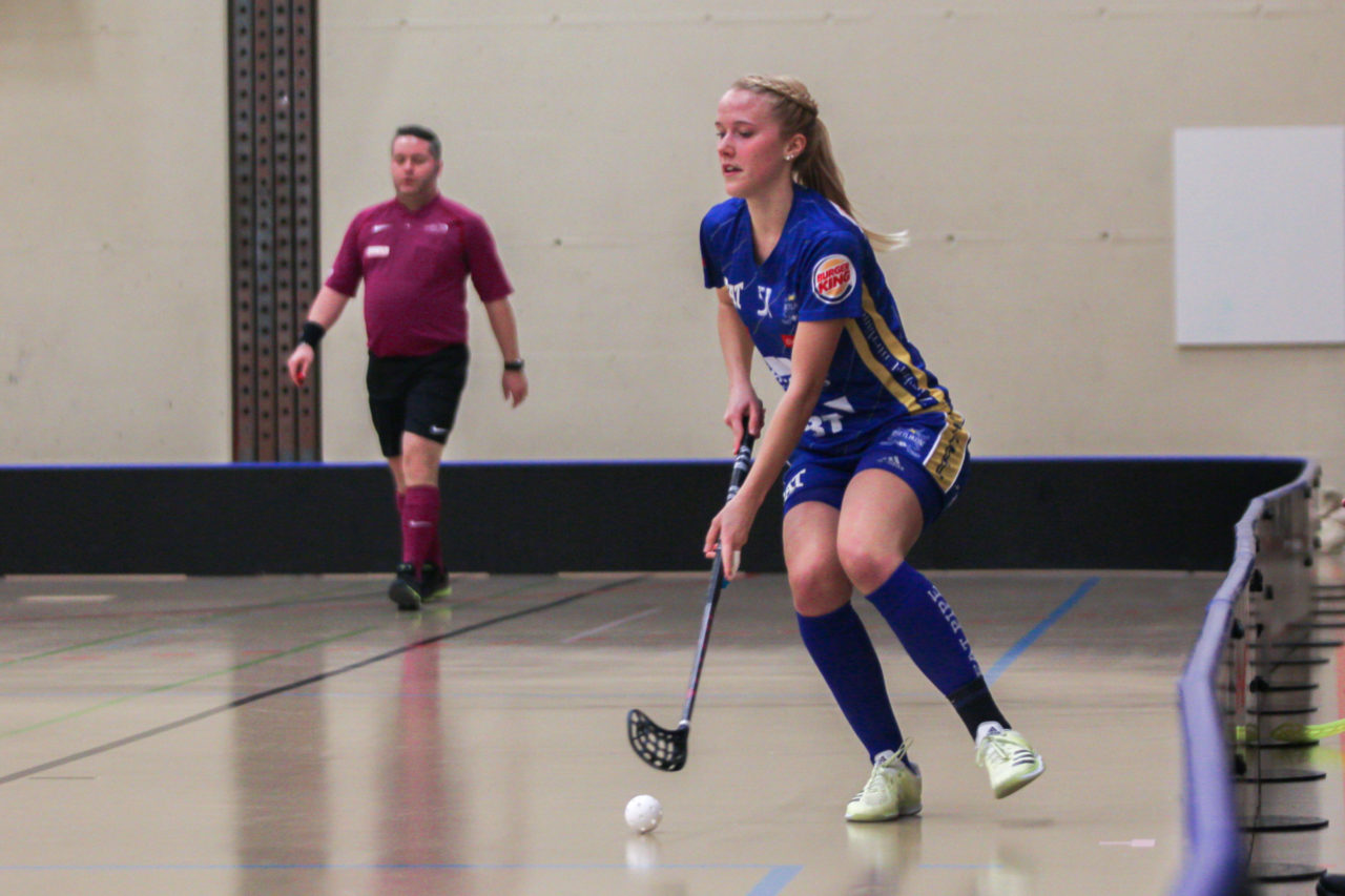Hüenerweid (Dietlikon), 09.02.2018, Unihockey Damen NLA 16. Runde, UHC Dietlikon - Zug United, Sereina Zwissler (Nr. 51, UHC Dietlikon) am Ball

(Claudio Schwarz, unihockey-fotos.ch)

Copyright: Claudio Schwarz, unihockey-fotos.ch – Dieses Bild wurde durch swiss unihockey lizenziert und darf ausschliesslich auf den Online-Kanälen von swiss unihockey verwendet werden. Die redaktionelle oder kommerzielle Nutzung durch Dritte (Medien, Vereine, Unternehmen oder Privatpersonen) per Download von diesem flickr-Account ist ausgeschlossen. Das Bild kann bei Interesse via unihockey-fotos.ch kostenpflichtig lizenziert werden. unihockey-fotos.ch behält sich vor, fehlbaren Medien, Vereinen, Unternehmen oder Privatpersonen Bilder mit einem Zuschlag in Rechnung zu stellen.