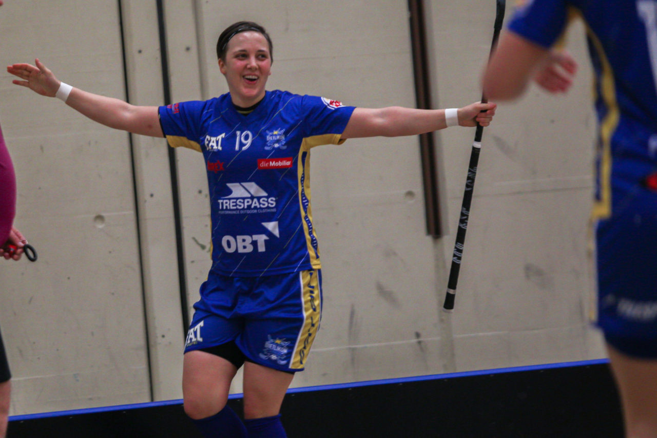 Hüenerweid (Dietlikon), 09.02.2018, Unihockey Damen NLA 16. Runde, UHC Dietlikon - Zug United, Julia Suter (Nr. 19, UHC Dietlikon) nach dem 1:0

(Claudio Schwarz, unihockey-fotos.ch)

Copyright: Claudio Schwarz, unihockey-fotos.ch – Dieses Bild wurde durch swiss unihockey lizenziert und darf ausschliesslich auf den Online-Kanälen von swiss unihockey verwendet werden. Die redaktionelle oder kommerzielle Nutzung durch Dritte (Medien, Vereine, Unternehmen oder Privatpersonen) per Download von diesem flickr-Account ist ausgeschlossen. Das Bild kann bei Interesse via unihockey-fotos.ch kostenpflichtig lizenziert werden. unihockey-fotos.ch behält sich vor, fehlbaren Medien, Vereinen, Unternehmen oder Privatpersonen Bilder mit einem Zuschlag in Rechnung zu stellen.