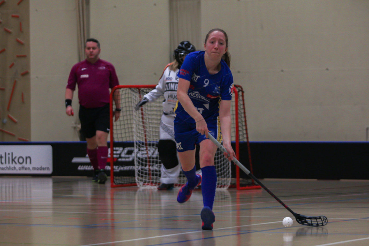 Hüenerweid (Dietlikon), 09.02.2018, Unihockey Damen NLA 16. Runde, UHC Dietlikon - Zug United, Janine Wüthrich (Nr. 9, UHC Dietlikon) am Ball

(Claudio Schwarz, unihockey-fotos.ch)

Copyright: Claudio Schwarz, unihockey-fotos.ch – Dieses Bild wurde durch swiss unihockey lizenziert und darf ausschliesslich auf den Online-Kanälen von swiss unihockey verwendet werden. Die redaktionelle oder kommerzielle Nutzung durch Dritte (Medien, Vereine, Unternehmen oder Privatpersonen) per Download von diesem flickr-Account ist ausgeschlossen. Das Bild kann bei Interesse via unihockey-fotos.ch kostenpflichtig lizenziert werden. unihockey-fotos.ch behält sich vor, fehlbaren Medien, Vereinen, Unternehmen oder Privatpersonen Bilder mit einem Zuschlag in Rechnung zu stellen.