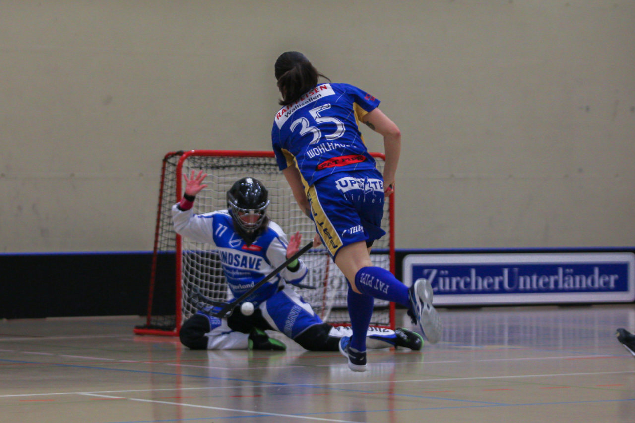 Hüenerweid (Dietlikon), 09.02.2018, Unihockey Damen NLA 16. Runde, UHC Dietlikon - Zug United, Christelle Wohlhauser (Nr. 35, UHC Dietlikon) mit einem Abschlussversuch

(Claudio Schwarz, unihockey-fotos.ch)

Copyright: Claudio Schwarz, unihockey-fotos.ch – Dieses Bild wurde durch swiss unihockey lizenziert und darf ausschliesslich auf den Online-Kanälen von swiss unihockey verwendet werden. Die redaktionelle oder kommerzielle Nutzung durch Dritte (Medien, Vereine, Unternehmen oder Privatpersonen) per Download von diesem flickr-Account ist ausgeschlossen. Das Bild kann bei Interesse via unihockey-fotos.ch kostenpflichtig lizenziert werden. unihockey-fotos.ch behält sich vor, fehlbaren Medien, Vereinen, Unternehmen oder Privatpersonen Bilder mit einem Zuschlag in Rechnung zu stellen.