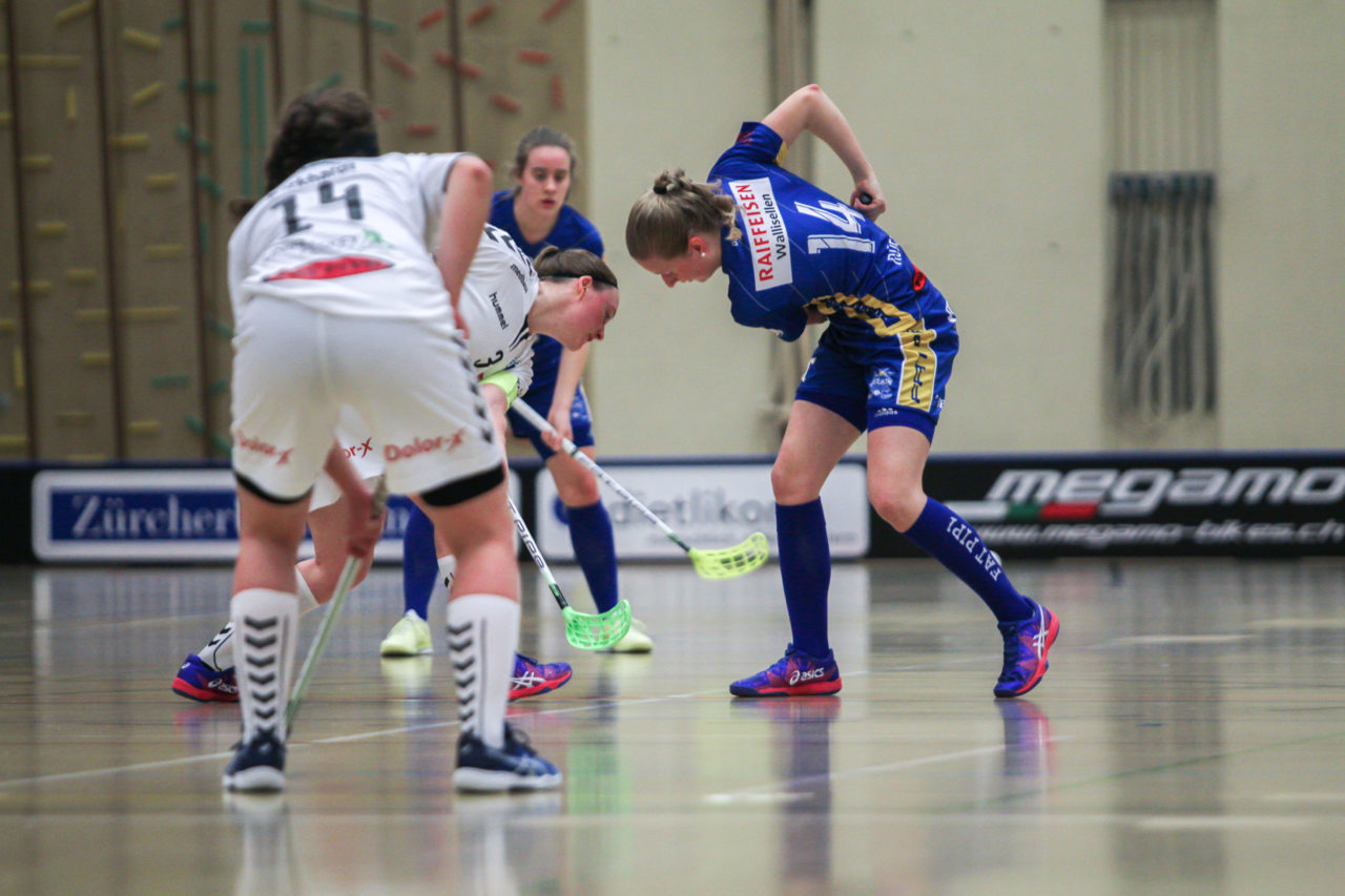 Hüenerweid (Dietlikon), 09.02.2018, Unihockey Damen NLA 16. Runde, UHC Dietlikon - Zug United, Sindy Rüegger (Nr. 14, UHC Dietlikon) beim Anspiel gegen Franziska Kuhlmann (Nr. 3, Zug United)

(Claudio Schwarz, unihockey-fotos.ch)

Copyright: Claudio Schwarz, unihockey-fotos.ch – Dieses Bild wurde durch swiss unihockey lizenziert und darf ausschliesslich auf den Online-Kanälen von swiss unihockey verwendet werden. Die redaktionelle oder kommerzielle Nutzung durch Dritte (Medien, Vereine, Unternehmen oder Privatpersonen) per Download von diesem flickr-Account ist ausgeschlossen. Das Bild kann bei Interesse via unihockey-fotos.ch kostenpflichtig lizenziert werden. unihockey-fotos.ch behält sich vor, fehlbaren Medien, Vereinen, Unternehmen oder Privatpersonen Bilder mit einem Zuschlag in Rechnung zu stellen.