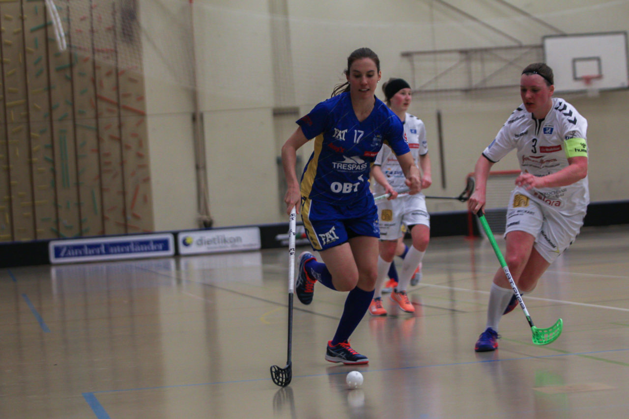 Hüenerweid (Dietlikon), 09.02.2018, Unihockey Damen NLA 16. Runde, UHC Dietlikon - Zug United, Evelyne Ackermann (Nr. 17, UHC Dietlikon) eilt Franziska Kuhlmann (Nr. 3, Zug United) davon

(Claudio Schwarz, unihockey-fotos.ch)

Copyright: Claudio Schwarz, unihockey-fotos.ch – Dieses Bild wurde durch swiss unihockey lizenziert und darf ausschliesslich auf den Online-Kanälen von swiss unihockey verwendet werden. Die redaktionelle oder kommerzielle Nutzung durch Dritte (Medien, Vereine, Unternehmen oder Privatpersonen) per Download von diesem flickr-Account ist ausgeschlossen. Das Bild kann bei Interesse via unihockey-fotos.ch kostenpflichtig lizenziert werden. unihockey-fotos.ch behält sich vor, fehlbaren Medien, Vereinen, Unternehmen oder Privatpersonen Bilder mit einem Zuschlag in Rechnung zu stellen.