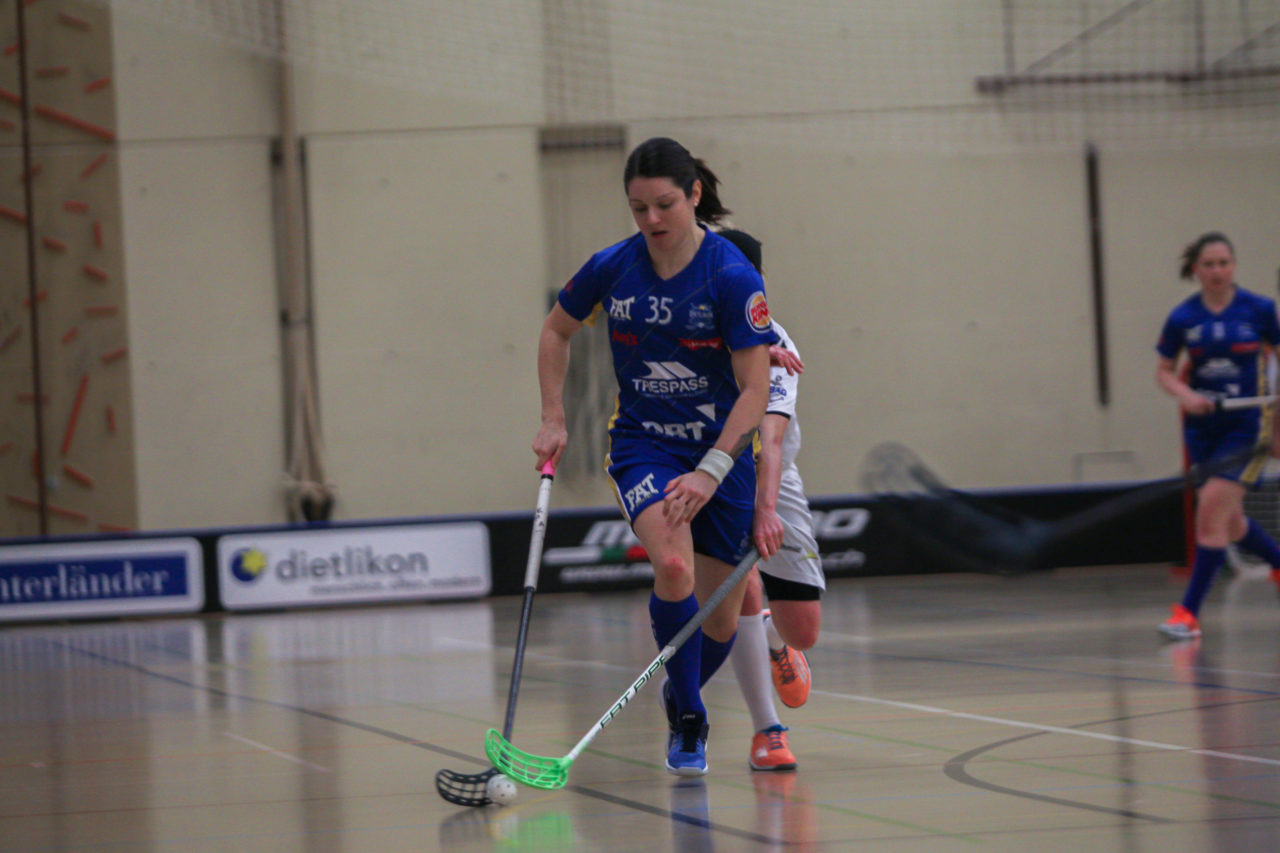 Hüenerweid (Dietlikon), 09.02.2018, Unihockey Damen NLA 16. Runde, UHC Dietlikon - Zug United, Christelle Wohlhauser (Nr. 35, UHC Dietlikon) am Ball

(Claudio Schwarz, unihockey-fotos.ch)

Copyright: Claudio Schwarz, unihockey-fotos.ch – Dieses Bild wurde durch swiss unihockey lizenziert und darf ausschliesslich auf den Online-Kanälen von swiss unihockey verwendet werden. Die redaktionelle oder kommerzielle Nutzung durch Dritte (Medien, Vereine, Unternehmen oder Privatpersonen) per Download von diesem flickr-Account ist ausgeschlossen. Das Bild kann bei Interesse via unihockey-fotos.ch kostenpflichtig lizenziert werden. unihockey-fotos.ch behält sich vor, fehlbaren Medien, Vereinen, Unternehmen oder Privatpersonen Bilder mit einem Zuschlag in Rechnung zu stellen.