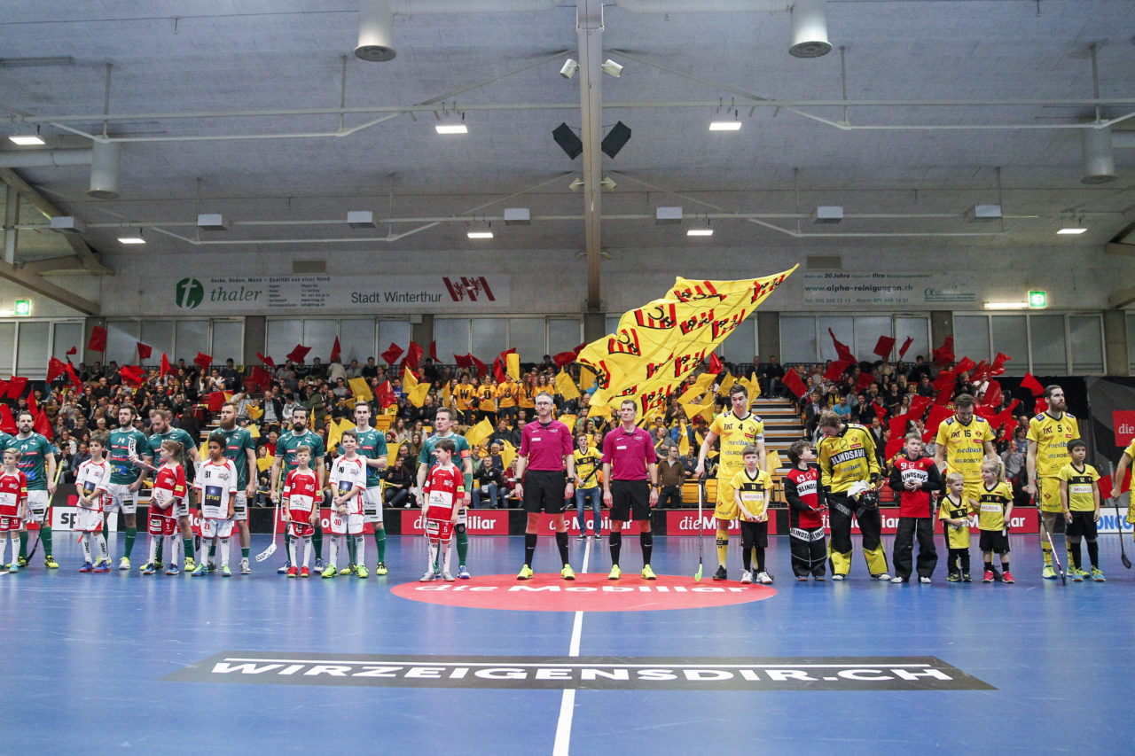 Beide Teams sind bereit.

(HC Rychenberg Winterthur - SV Wiler-Ersigen; Playoff Spiel 1; 17.3.2018; Eulachhallen; Winterthur)
Photos: www.unihockey-fotos.ch / Claudio Thoma