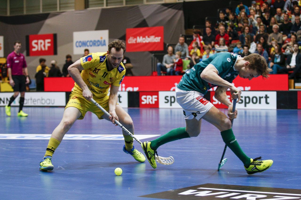 Pascal Kern (Nr. 11, HC Rychenberg Winterthur) im Zweikampf mit Nicola Bischofberger (Nr. 2, SV Wiler-Ersigen).

(HC Rychenberg Winterthur - SV Wiler-Ersigen; Playoff Spiel 1; 17.3.2018; Eulachhallen; Winterthur)
Photos: www.unihockey-fotos.ch / Claudio Thoma