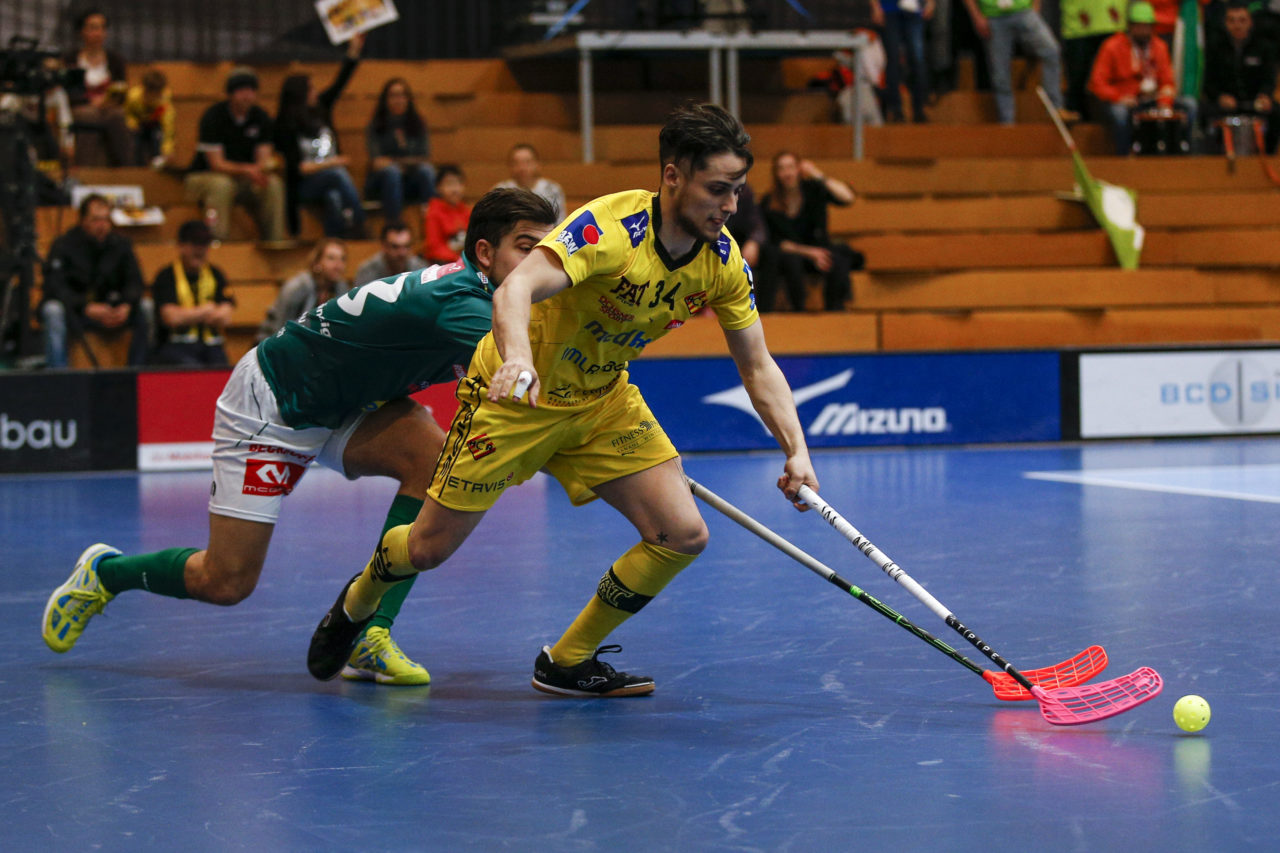 Michel Schwerzmann (Nr. 34, HC Rychenberg Winterthur) vor Tobias Kaenzig (Nr. 93, SV Wiler-Ersigen) am Ball.

(HC Rychenberg Winterthur - SV Wiler-Ersigen; Playoff Spiel 1; 17.3.2018; Eulachhallen; Winterthur)
Photos: www.unihockey-fotos.ch / Claudio Thoma