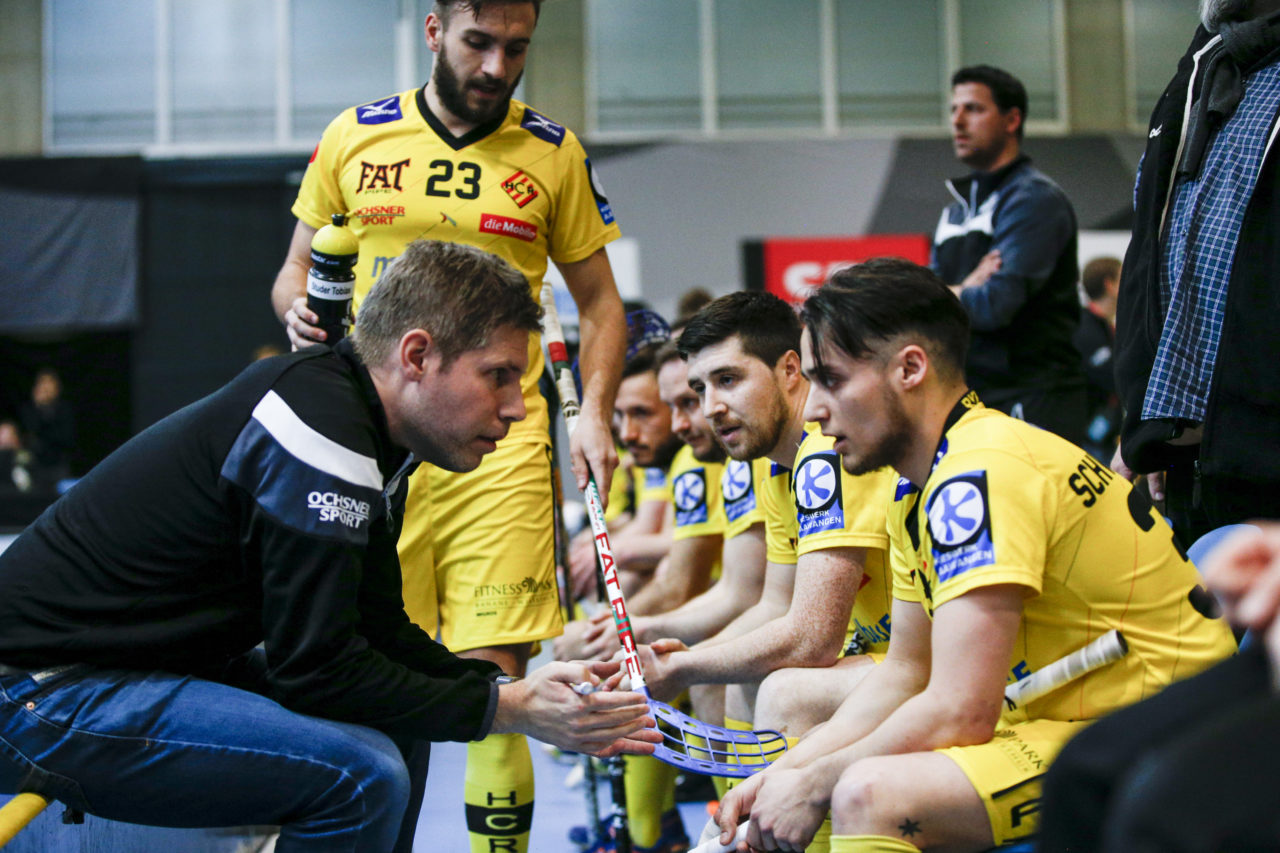 Rolf Kern (Coach, HC Rychenberg Winterthur) gibt Anweisungen.

(HC Rychenberg Winterthur - SV Wiler-Ersigen; Playoff Spiel 1; 17.3.2018; Eulachhallen; Winterthur)
Photos: www.unihockey-fotos.ch / Claudio Thoma