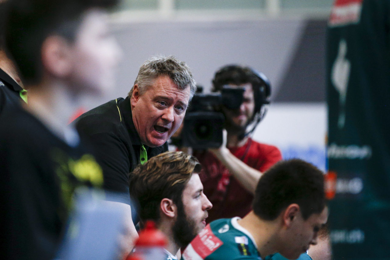 Thomas Berger (Coach, SV Wiler-Ersigen) gibt Anweisungen.

(HC Rychenberg Winterthur - SV Wiler-Ersigen; Playoff Spiel 1; 17.3.2018; Eulachhallen; Winterthur)
Photos: www.unihockey-fotos.ch / Claudio Thoma