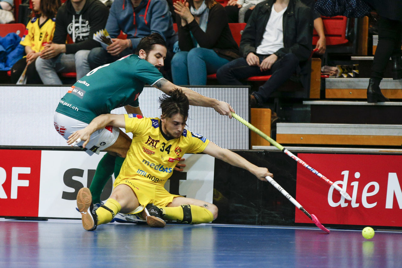 Michel Schwerzmann (Nr. 34, HC Rychenberg Winterthur) im Zweikmapf mit Daniel Sesulka (Nr. 8, SV Wiler-Ersigen).

(HC Rychenberg Winterthur - SV Wiler-Ersigen; Playoff Spiel 1; 17.3.2018; Eulachhallen; Winterthur)
Photos: www.unihockey-fotos.ch / Claudio Thoma