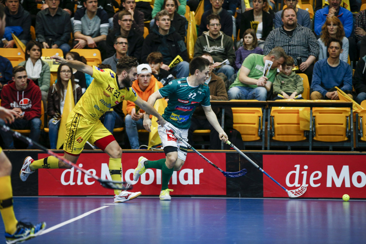 Tino von Pritzboer (Nr. 32, SV Wiler-Ersigen) schneller als Tobias Studer (Nr. 23, HC Rychenberg Winterthur).

(HC Rychenberg Winterthur - SV Wiler-Ersigen; Playoff Spiel 1; 17.3.2018; Eulachhallen; Winterthur)
Photos: www.unihockey-fotos.ch / Claudio Thoma