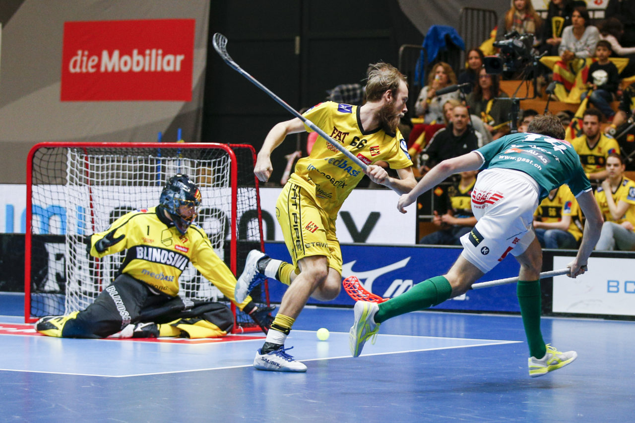 Simon Laubscher (Nr. 14, SV Wiler-Ersigen) mit einem einhaendigen Abschluss auf Ruven Gruber (Nr. 1, HC Rychenberg Winterthur).

(HC Rychenberg Winterthur - SV Wiler-Ersigen; Playoff Spiel 1; 17.3.2018; Eulachhallen; Winterthur)
Photos: www.unihockey-fotos.ch / Claudio Thoma