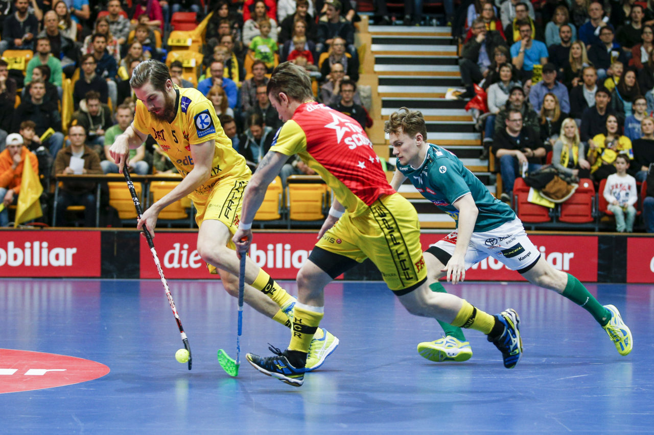 Mikko Hautaniemi (Nr. 5, HC Rychenberg Winterthur), Fredrik Holtz (Nr. 8, HC Rychenberg Winterthur) und Jan Buerki (Nr. 17, SV Wiler-Ersigen) im Generationenduell.

(HC Rychenberg Winterthur - SV Wiler-Ersigen; Playoff Spiel 1; 17.3.2018; Eulachhallen; Winterthur)
Photos: www.unihockey-fotos.ch / Claudio Thoma