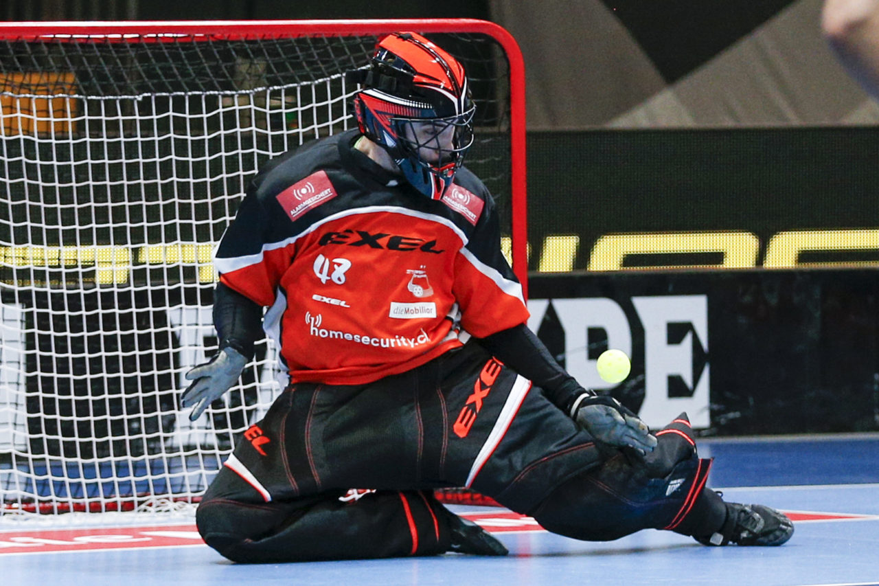 Nicolas Wolf (Nr. 48, SV Wiler-Ersigen) pariert einen Schuss.

(HC Rychenberg Winterthur - SV Wiler-Ersigen; Playoff Spiel 1; 17.3.2018; Eulachhallen; Winterthur)
Photos: www.unihockey-fotos.ch / Claudio Thoma