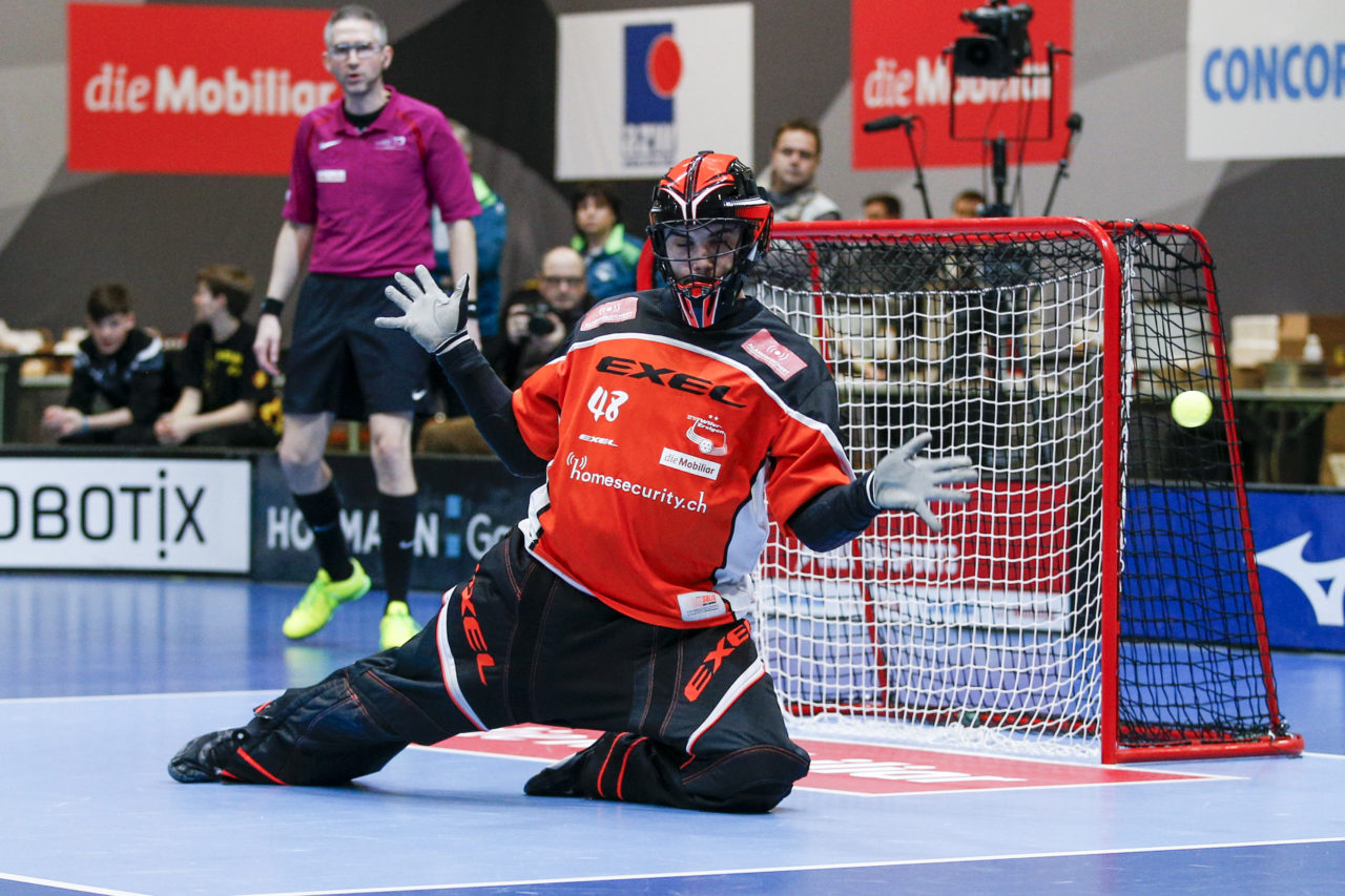 Ein Schuss verfehlt das Tor von Nicolas Wolf (Nr. 48, SV Wiler-Ersigen) knapp.

(HC Rychenberg Winterthur - SV Wiler-Ersigen; Playoff Spiel 1; 17.3.2018; Eulachhallen; Winterthur)
Photos: www.unihockey-fotos.ch / Claudio Thoma