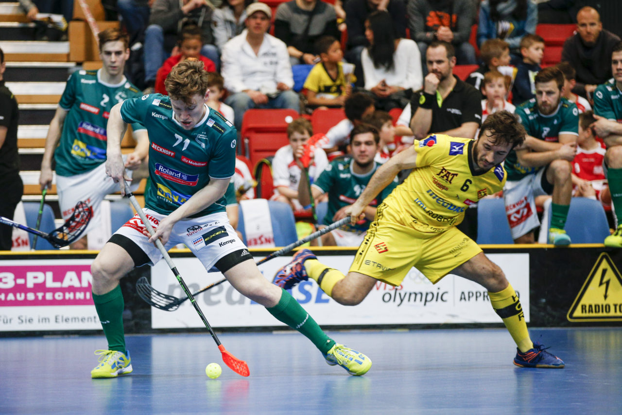 Jan Buerki (Nr. 17, SV Wiler-Ersigen) im Zweikampf mit Saemi Gutknecht (Nr. 6, HC Rychenberg Winterthur).

(HC Rychenberg Winterthur - SV Wiler-Ersigen; Playoff Spiel 1; 17.3.2018; Eulachhallen; Winterthur)
Photos: www.unihockey-fotos.ch / Claudio Thoma