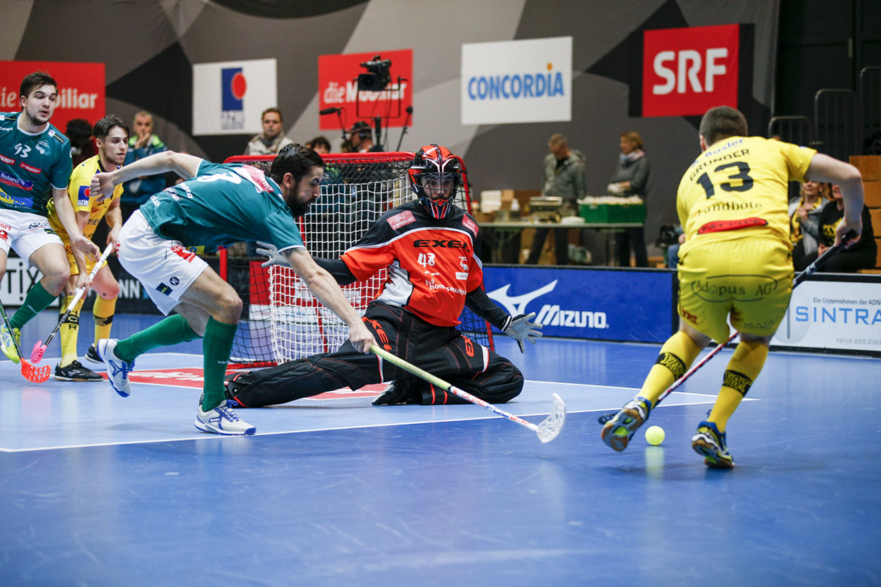 Kein Durchkommen fuer Lukas Grunder (Nr. 13, HC Rychenberg Winterthur) gegen Nicolas Wolf (Nr. 48, SV Wiler-Ersigen) und Daniel Sesulka (Nr. 8, SV Wiler-Ersigen).

(HC Rychenberg Winterthur - SV Wiler-Ersigen; Playoff Spiel 1; 17.3.2018; Eulachhallen; Winterthur)
Photos: www.unihockey-fotos.ch / Claudio Thoma