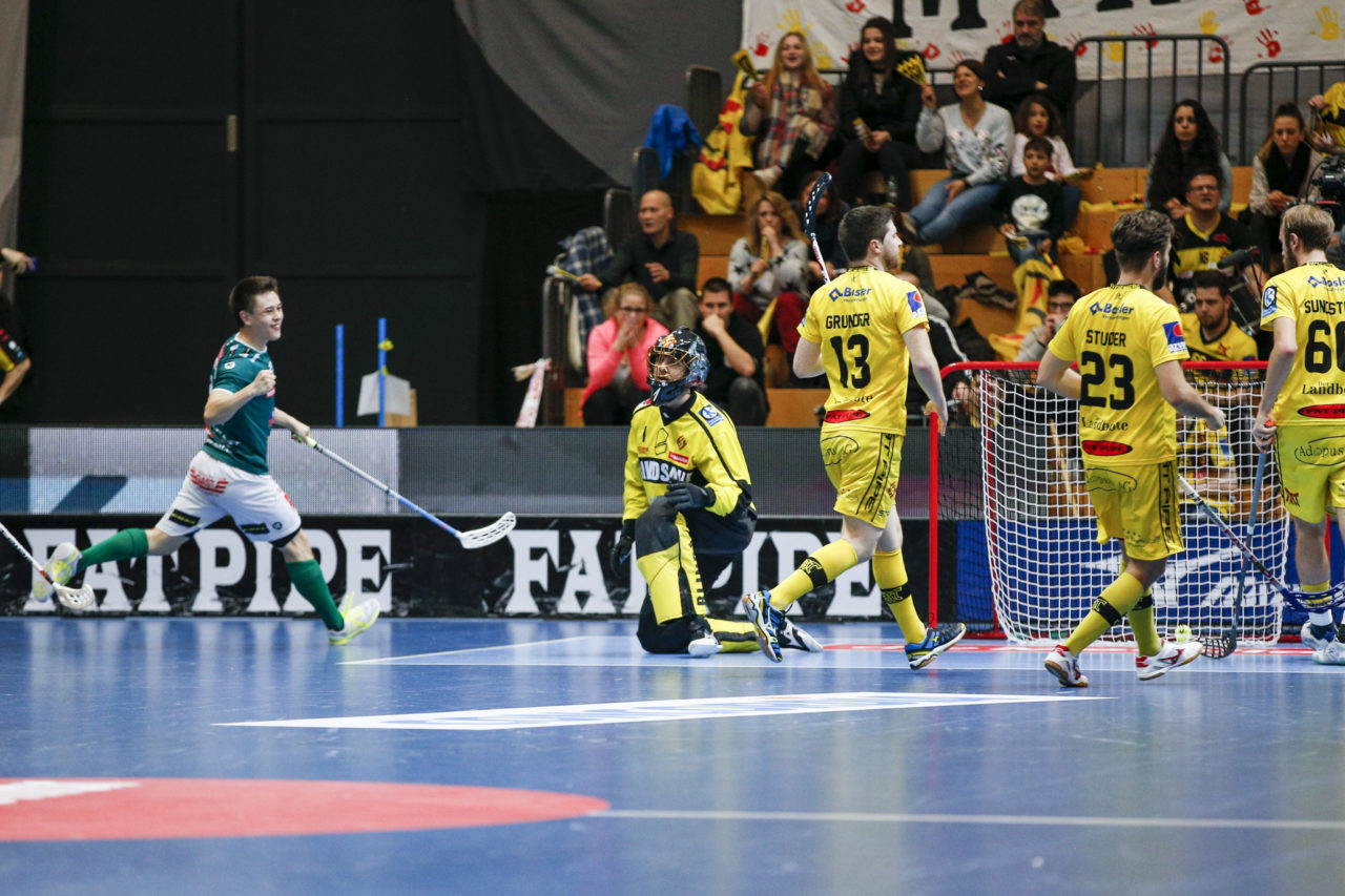 Tino von Pritzboer (Nr. 32, SV Wiler-Ersigen) erzeihlt das 0:1 fuer Wiler.

(HC Rychenberg Winterthur - SV Wiler-Ersigen; Playoff Spiel 1; 17.3.2018; Eulachhallen; Winterthur)
Photos: www.unihockey-fotos.ch / Claudio Thoma