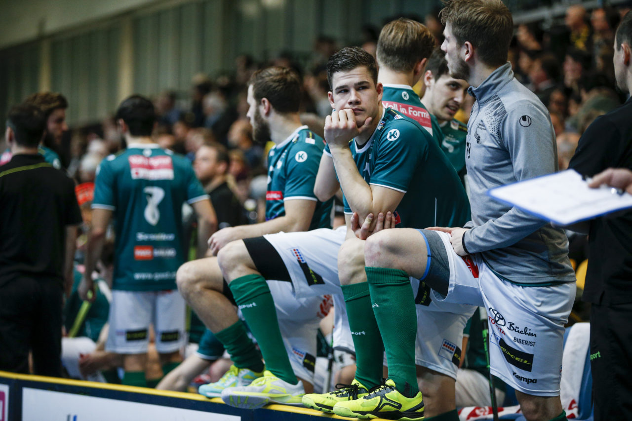 Die Ersatzspieler sind bereit.

(HC Rychenberg Winterthur - SV Wiler-Ersigen; Playoff Spiel 1; 17.3.2018; Eulachhallen; Winterthur)
Photos: www.unihockey-fotos.ch / Claudio Thoma