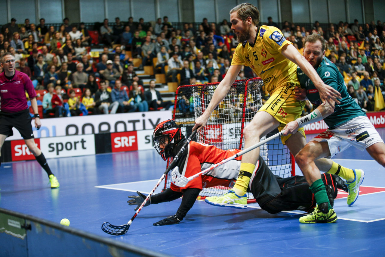 Mikko Hautaniemi (Nr. 5, HC Rychenberg Winterthur), Nicolas Wolf (Nr. 48, SV Wiler-Ersigen) und Dave Wittwer (Nr. 10, SV Wiler-Ersigen) kaempfen um den Ball.

(HC Rychenberg Winterthur - SV Wiler-Ersigen; Playoff Spiel 1; 17.3.2018; Eulachhallen; Winterthur)
Photos: www.unihockey-fotos.ch / Claudio Thoma