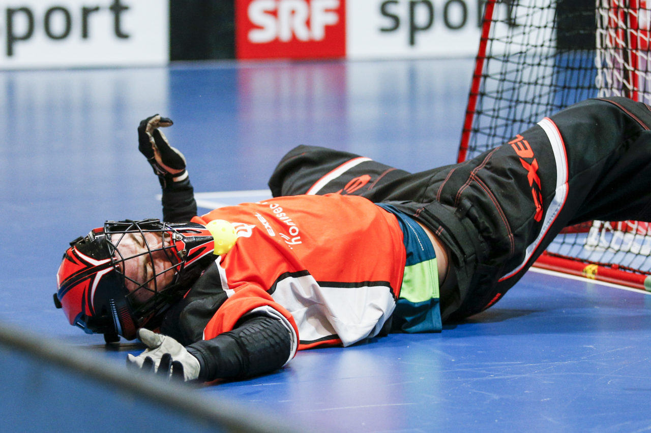Nicolas Wolf (Nr. 48, SV Wiler-Ersigen) wird getroffen.

(HC Rychenberg Winterthur - SV Wiler-Ersigen; Playoff Spiel 1; 17.3.2018; Eulachhallen; Winterthur)
Photos: www.unihockey-fotos.ch / Claudio Thoma