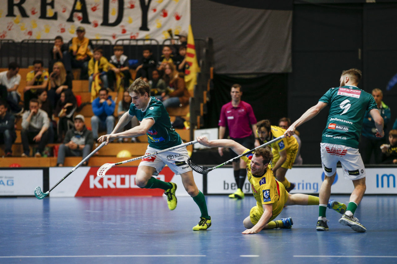 Pascal Kern (Nr. 11, HC Rychenberg Winterthur) gegen Nicola Bischofberger (Nr. 2, SV Wiler-Ersigen) und Daniel Johnsson (Nr. 9, SV Wiler-Ersigen).

(HC Rychenberg Winterthur - SV Wiler-Ersigen; Playoff Spiel 1; 17.3.2018; Eulachhallen; Winterthur)
Photos: www.unihockey-fotos.ch / Claudio Thoma