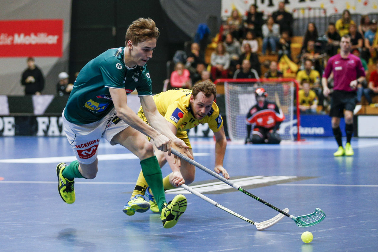Nicola Bischofberger (Nr. 2, SV Wiler-Ersigen) am Ball vor Pascal Kern (Nr. 11, HC Rychenberg Winterthur).

(HC Rychenberg Winterthur - SV Wiler-Ersigen; Playoff Spiel 1; 17.3.2018; Eulachhallen; Winterthur)
Photos: www.unihockey-fotos.ch / Claudio Thoma