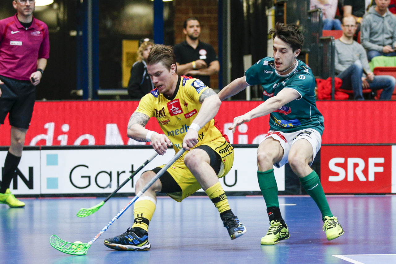 Fredrik Holtz (Nr. 8, HC Rychenberg Winterthur) schirmt den Ball gegen Marco Rentsch (Nr. 97, SV Wiler-Ersigen) ab.

(HC Rychenberg Winterthur - SV Wiler-Ersigen; Playoff Spiel 1; 17.3.2018; Eulachhallen; Winterthur)
Photos: www.unihockey-fotos.ch / Claudio Thoma