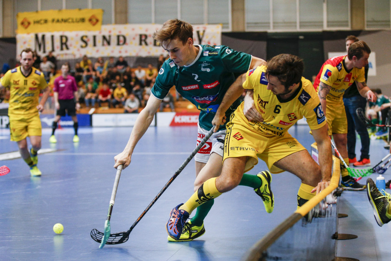 Nicola Bischofberger (Nr. 2, SV Wiler-Ersigen) im Zweikampf mit Saemi Gutknecht (Nr. 6, HC Rychenberg Winterthur).

(HC Rychenberg Winterthur - SV Wiler-Ersigen; Playoff Spiel 1; 17.3.2018; Eulachhallen; Winterthur)
Photos: www.unihockey-fotos.ch / Claudio Thoma