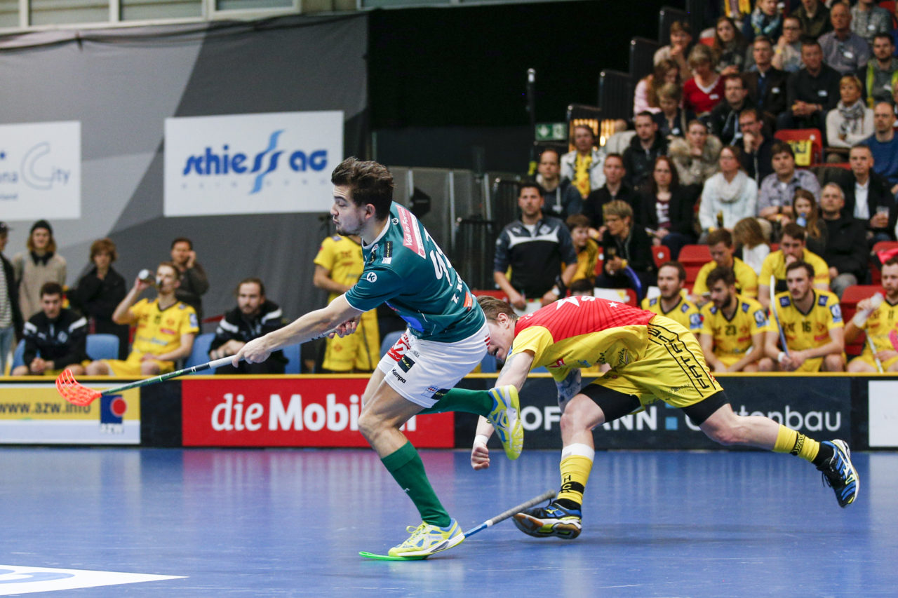 Fredrik Holtz (Nr. 8, HC Rychenberg Winterthur) versucht einen Abschluss von Tobias Kaenzig (Nr. 93, SV Wiler-Ersigen) zu blocken.

(HC Rychenberg Winterthur - SV Wiler-Ersigen; Playoff Spiel 1; 17.3.2018; Eulachhallen; Winterthur)
Photos: www.unihockey-fotos.ch / Claudio Thoma