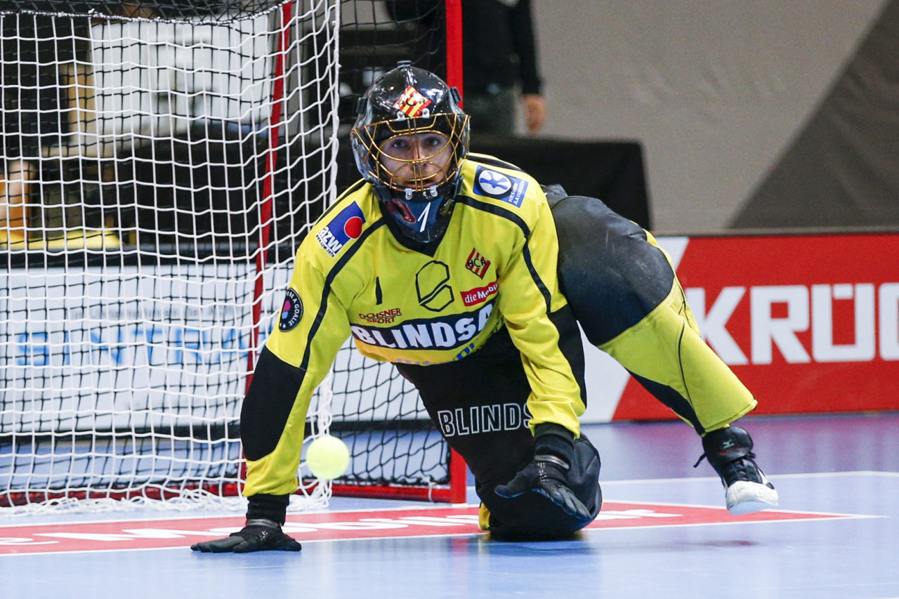 Ruven Gruber (Nr. 1, HC Rychenberg Winterthur) hat den Ball im Blick.

(HC Rychenberg Winterthur - SV Wiler-Ersigen; Playoff Spiel 1; 17.3.2018; Eulachhallen; Winterthur)
Photos: www.unihockey-fotos.ch / Claudio Thoma