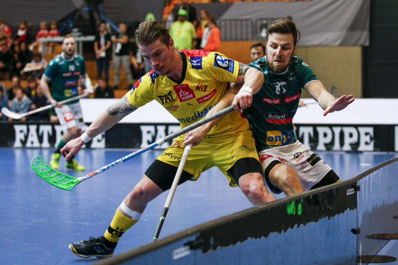 Fredrik Holtz (Nr. 8, HC Rychenberg Winterthur) im Zweikampf mit Joel Kraehenbuehl (Nr. 85, SV Wiler-Ersigen).

(HC Rychenberg Winterthur - SV Wiler-Ersigen; Playoff Spiel 1; 17.3.2018; Eulachhallen; Winterthur)
Photos: www.unihockey-fotos.ch / Claudio Thoma
