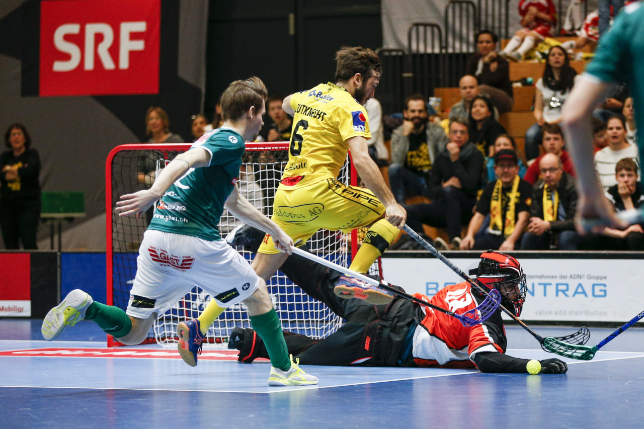 Nicolas Wolf (Nr. 48, SV Wiler-Ersigen) steckt sich vor Saemi Gutknecht (Nr. 6, HC Rychenberg Winterthur) nach dem Ball.

(HC Rychenberg Winterthur - SV Wiler-Ersigen; Playoff Spiel 1; 17.3.2018; Eulachhallen; Winterthur)
Photos: www.unihockey-fotos.ch / Claudio Thoma