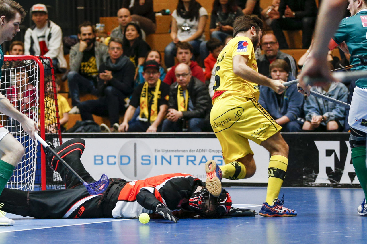 Nicolas Wolf (Nr. 48, SV Wiler-Ersigen) wird ungluecklich von Saemi Gutknecht (Nr. 6, HC Rychenberg Winterthur) getroffen.

(HC Rychenberg Winterthur - SV Wiler-Ersigen; Playoff Spiel 1; 17.3.2018; Eulachhallen; Winterthur)
Photos: www.unihockey-fotos.ch / Claudio Thoma