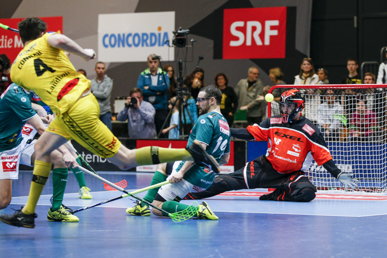 Nils Conrad (Nr. 4, HC Rychenberg Winterthur) bleibt in der Verteidigung um Nicolas Wolf (Nr. 48, SV Wiler-Ersigen) und Matthias Hofbauer (Nr. 19, SV Wiler-Ersigen) haengen.

(HC Rychenberg Winterthur - SV Wiler-Ersigen; Playoff Spiel 1; 17.3.2018; Eulachhallen; Winterthur)
Photos: www.unihockey-fotos.ch / Claudio Thoma