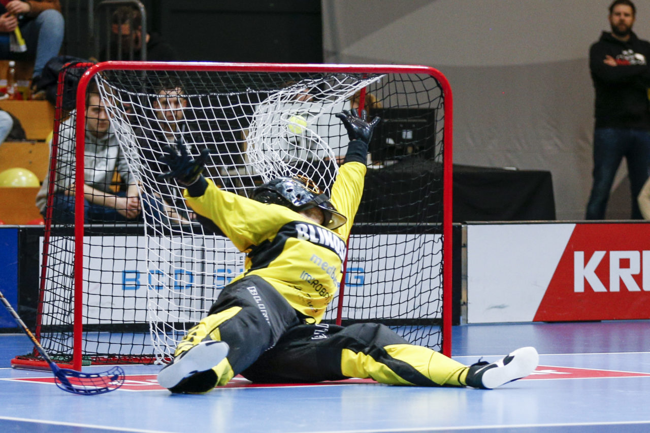 Deny Kaenzig (Nr. 77, SV Wiler-Ersigen, nicht im Bild) trifft zum 0:2 gegen Ruven Gruber (Nr. 1, HC Rychenberg Winterthur).

(HC Rychenberg Winterthur - SV Wiler-Ersigen; Playoff Spiel 1; 17.3.2018; Eulachhallen; Winterthur)
Photos: www.unihockey-fotos.ch / Claudio Thoma