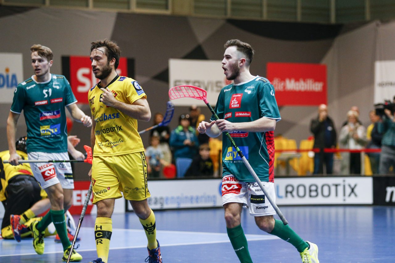 Deny Kaenzig (Nr. 77, SV Wiler-Ersigen) bejubelt seinen Treffer.

(HC Rychenberg Winterthur - SV Wiler-Ersigen; Playoff Spiel 1; 17.3.2018; Eulachhallen; Winterthur)
Photos: www.unihockey-fotos.ch / Claudio Thoma