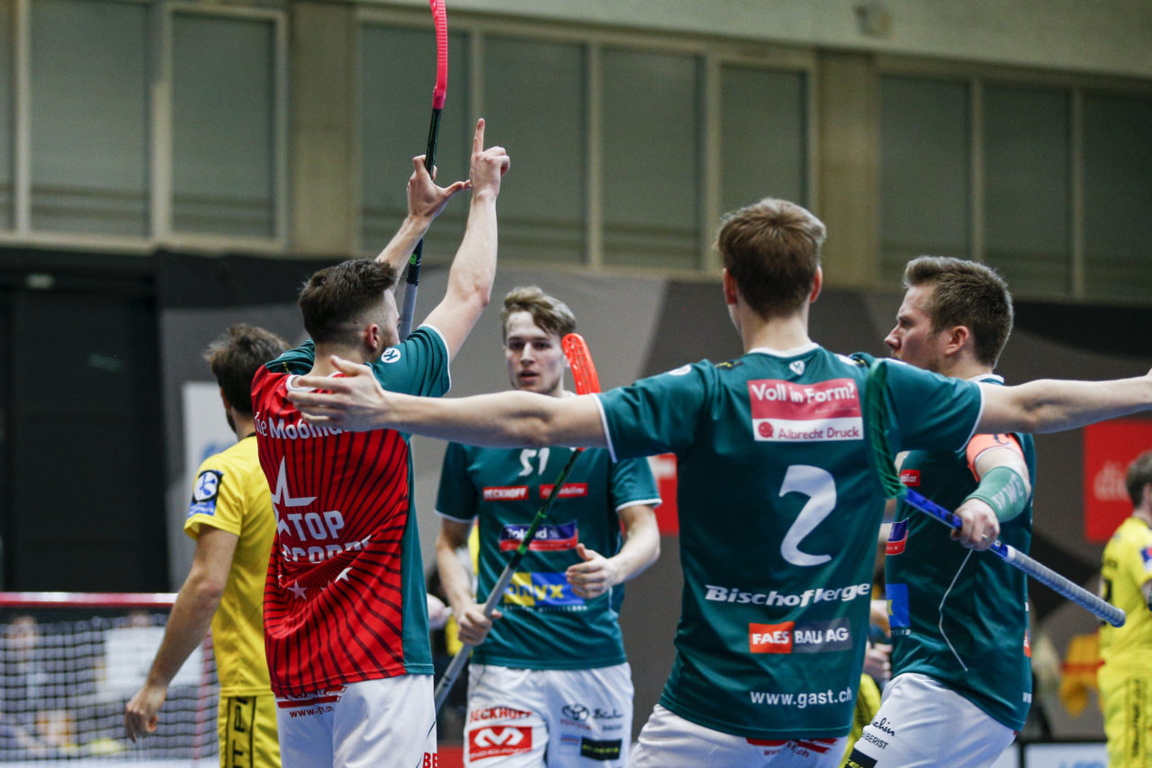 Deny Kaenzig (Nr. 77, SV Wiler-Ersigen) bejubelt seinen Treffer.

(HC Rychenberg Winterthur - SV Wiler-Ersigen; Playoff Spiel 1; 17.3.2018; Eulachhallen; Winterthur)
Photos: www.unihockey-fotos.ch / Claudio Thoma