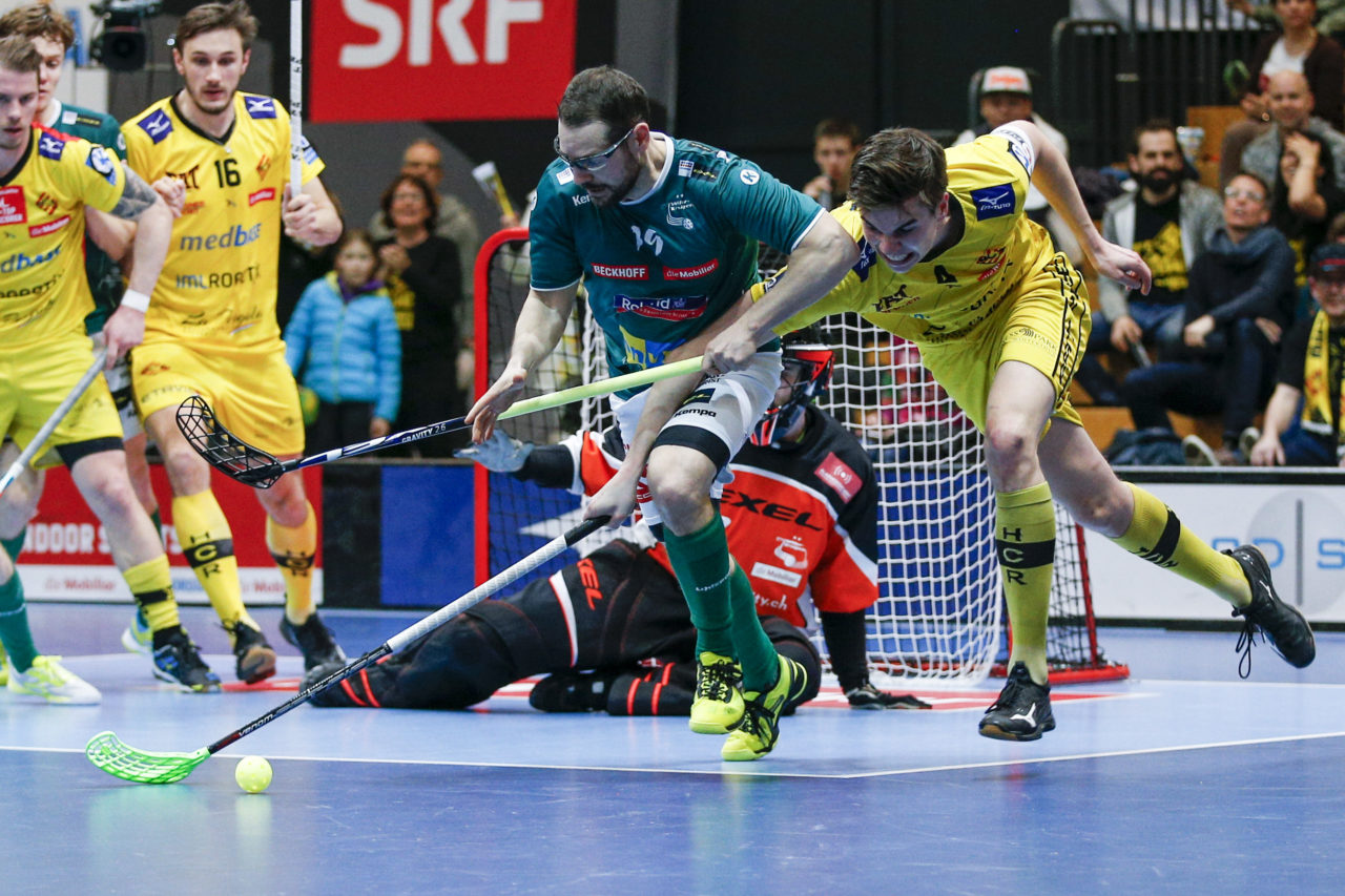 Matthias Hofbauer (Nr. 19, SV Wiler-Ersigen) vor Nils Conrad (Nr. 4, HC Rychenberg Winterthur) am Ball.

(HC Rychenberg Winterthur - SV Wiler-Ersigen; Playoff Spiel 1; 17.3.2018; Eulachhallen; Winterthur)
Photos: www.unihockey-fotos.ch / Claudio Thoma