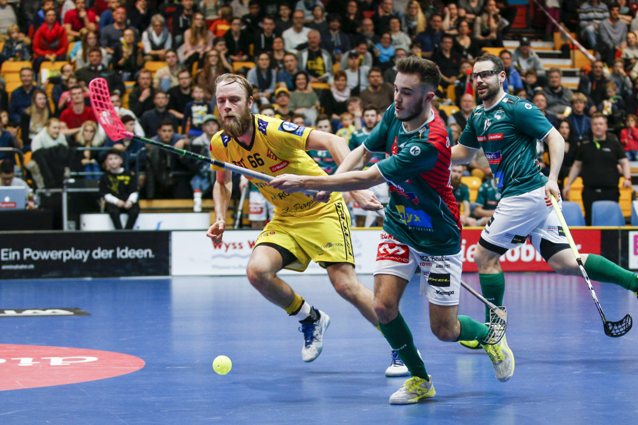 Deny Kaenzig (Nr. 77, SV Wiler-Ersigen) erzeihlt das 0:3.

(HC Rychenberg Winterthur - SV Wiler-Ersigen; Playoff Spiel 1; 17.3.2018; Eulachhallen; Winterthur)
Photos: www.unihockey-fotos.ch / Claudio Thoma
