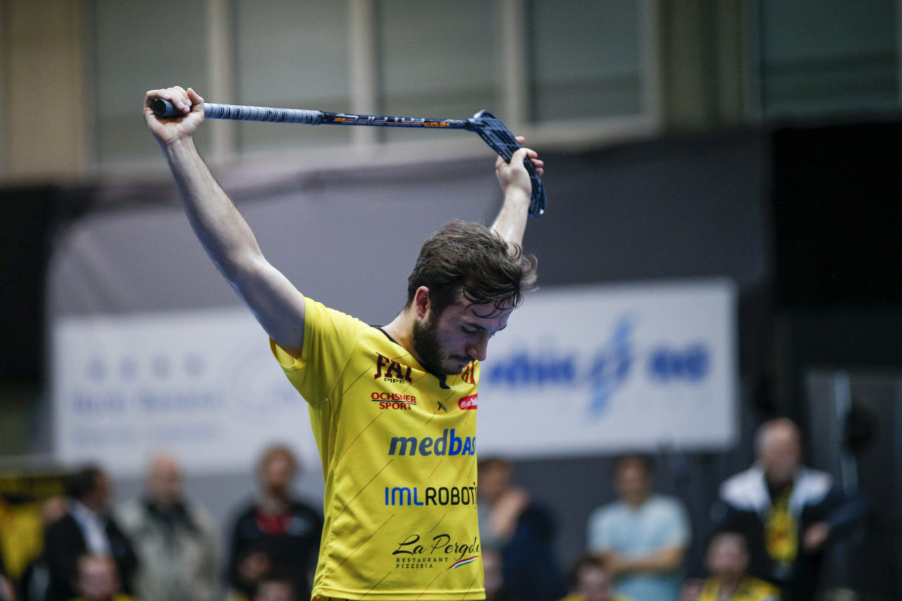 Saemi Gutknecht (Nr. 6, HC Rychenberg Winterthur) vor dem Bully nach dem 0:3.

(HC Rychenberg Winterthur - SV Wiler-Ersigen; Playoff Spiel 1; 17.3.2018; Eulachhallen; Winterthur)
Photos: www.unihockey-fotos.ch / Claudio Thoma