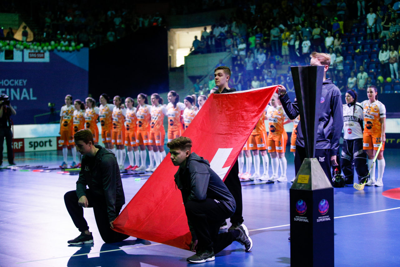 piranha Chur während der Schweizer Hymne.
(Superfinal SV Wiler-Ersigen - Floorball Köniz, SWISS Arena, Kloten, 22. April 2018)
